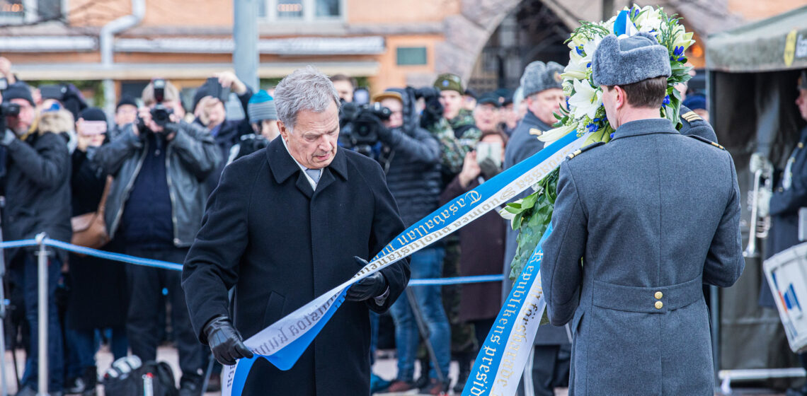 Tasavallan presidentti Sauli Niinistö laski seppeleen Talvisodan kansalliselle muistomerkille Helsingin Kasarmitorilla. Muistohetkenä laskettiin Kasarmitorilla sijaitsevalla muistomerkille 105 kynttilää, yksi sodan jokaista päivää kohden. Kuva: Jussi Toivanen/ Valtioneuvoston kanslia