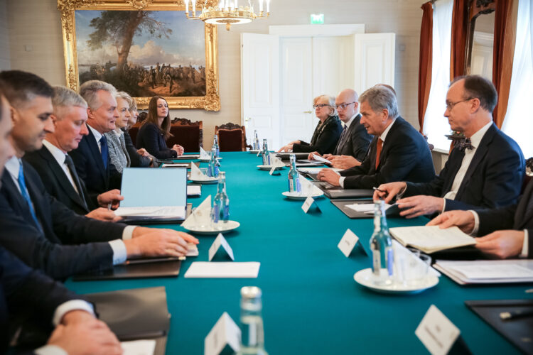 Suomen ja Liettuan delegaatioiden väliset keskustelut. Kuva: Juhani Kandell/Tasavallan presidentin kanslia