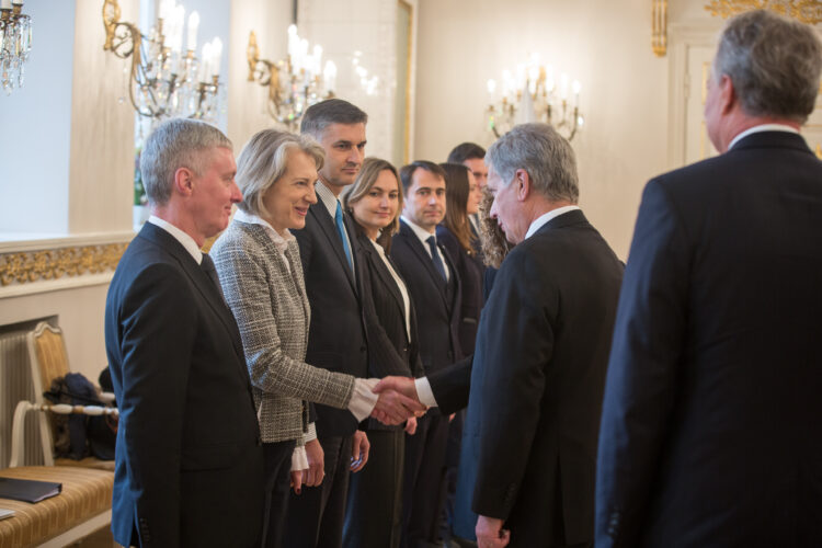 Presidentti Niinistö kättelee Liettuan delegaation. Kuva: Juhani Kandell/Tasavallan presidentin kanslia