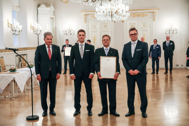 Tasavallan presidentti Sauli Niinistö jakoi vuoden 2019 kansainvälistymispalkinnot perjantaina 29. marraskuuta Presidentinlinnassa. Palkinnon saivat Smartly.io Solutions, Keitele Forest ja Cursor Oy. Kuva: Matti Porre/Tasavallan presidentin kanslia