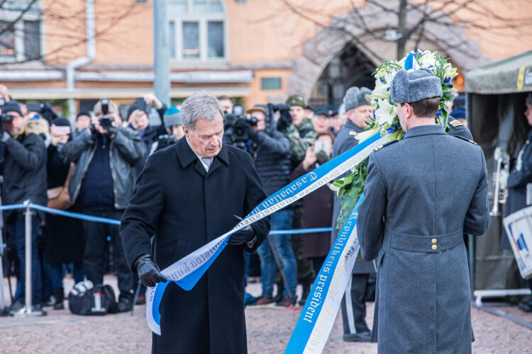 Tasavallan presidentti laski seppeleen Talvisodan kansalliselle muistomerkille Helsingin Kasarmitorilla.  Kuva: Jussi Toivanen / Valtioneuvoston kanslia