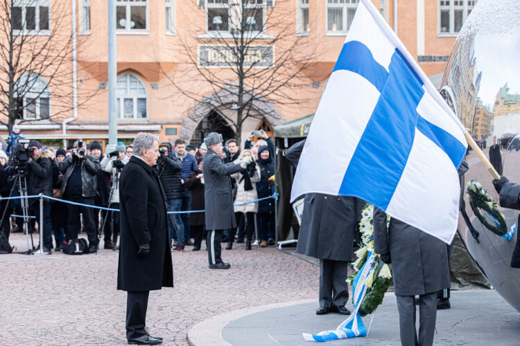 Tasavallan presidentti laski seppeleen Talvisodan kansalliselle muistomerkille Helsingin Kasarmitorilla.  Kuva: Jussi Toivanen / Valtioneuvoston kanslia