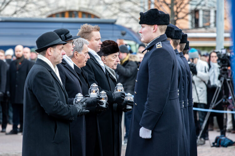 Talvisodan kansalliselle muistomerkille laskettiin 105 kynttilää, yksi sodan jokaista päivää kohden. Ensimmäiset kynttilät laskivat tasavallan presidentti Sauli Niinistön lisäksi eduskunnan varapuhemies Tuula Haatainen, puolustusministeri Antti Kaikkonen, Helsingin pormestari Jan Vapaavuori ja sotaveteraani sotaveteraani Mauno Tenhovirta. Loput 100 kynttilää asettivat vapaaehtoiset. Kuva: Jussi Toivanen / Valtioneuvoston kanslia