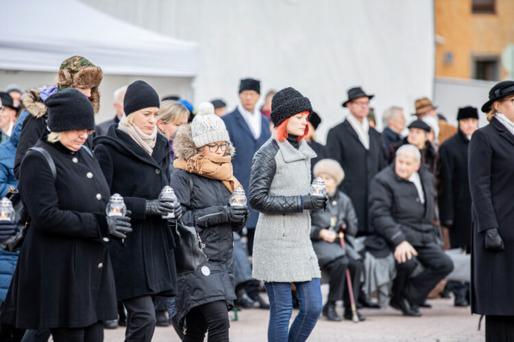 Talvisodan kansalliselle muistomerkille laskettiin 105 kynttilää, yksi sodan jokaista päivää kohden. Ensimmäiset kynttilät laskivat tasavallan presidentti Sauli Niinistön lisäksi eduskunnan varapuhemies Tuula Haatainen, puolustusministeri Antti Kaikkonen, Helsingin pormestari Jan Vapaavuori ja sotaveteraani sotaveteraani Mauno Tenhovirta. Loput 100 kynttilää asettivat vapaaehtoiset. Kuva: Jussi Toivanen / Valtioneuvoston kanslia