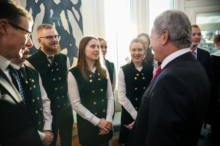 Metsäylioppilaat keskustelevat presidentti Niinistön kanssa. Kuva: Matti Porre/Tasavallan presidentin kanslia