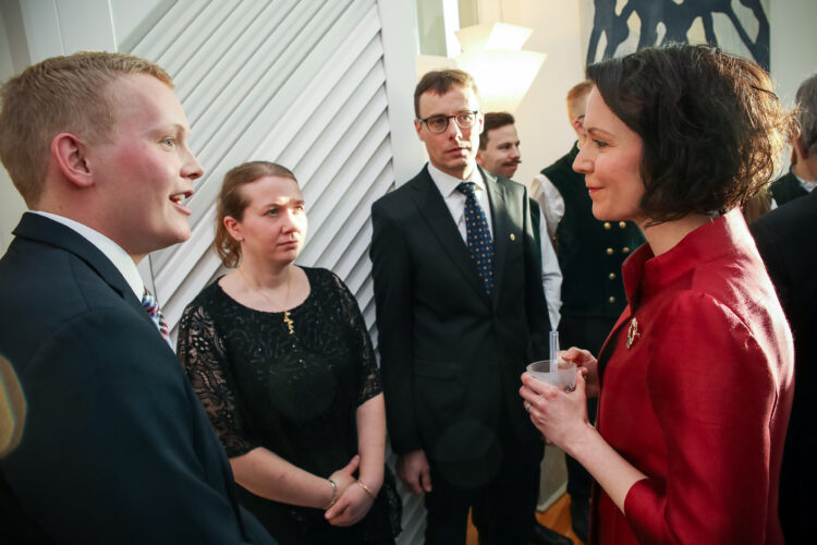 Maataloustuottajain Vehmaan yhdistyksen edustajat keskustelevat rouva Haukion kanssa. Kuva: Matti Porre/Tasavallan presidentin kanslia