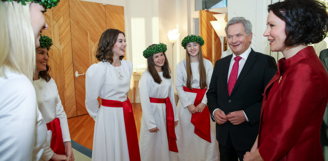 Suomen Lucia-neito Sara Ray ja kuoronsa presidenttiparin kanssa Mäntyniemessä. Kuva: Matti Porre/Tasavallan presidentin kanslia