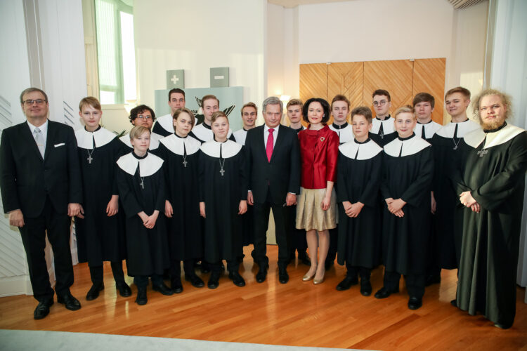 Cantores Minores johtajanaan Hannu Norjanen ja presidenttipari.