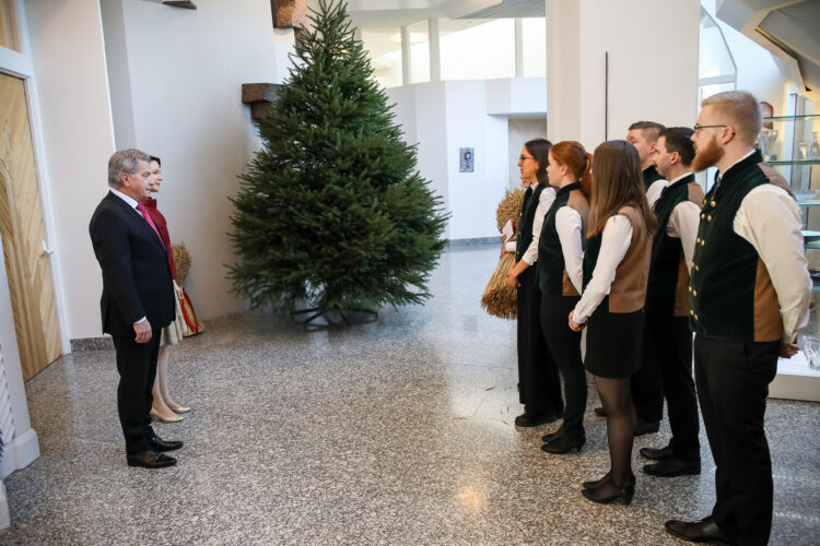 Ensimmäisenä tervehdyksensä presidenttiparille toivat metsäylioppilaat. Joulukuusi tuli jälleen tänä vuonna Grangårdin tilalta Nurmijärveltä. Kuva: Matti Porre/Tasavallan presidentin kanslia