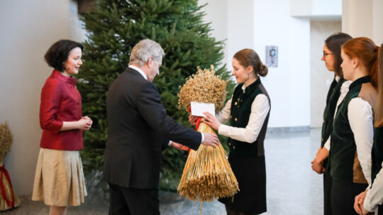 Ensimmäisenä tervehdyksensä presidenttiparille toivat metsäylioppilaat. Joulukuusi tuli jälleen tänä vuonna Grangårdin tilalta Nurmijärveltä. Kuva: Matti Porre/Tasavallan presidentin kanslia