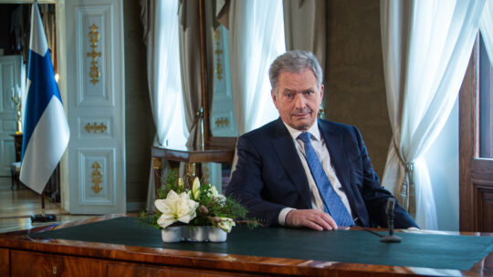Tasavallan presidentti Sauli Niinistö valmistautuu pitämään vuoden 2020 uudenvuodenpuhetta. Kuva: Riikka Hietajärvi/Tasavallan presidentin kanslia