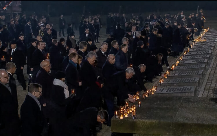 Valtion- ja hallituksenpäämiehet laskivat kynttilät Auschwitzin uhrien muistomerkille. Kuva: Auschwitz Memorial webstream