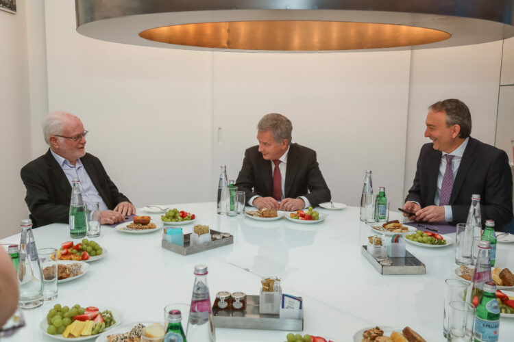 Round table discusion with Executive Director of the Institute for Policy and Strategy (IPS) General Amos Gilead (L) and former Diplomat and Strategist Eran Etzion (R). Photo: Jouni Mölsä/Office of the President of the Republic of Finland