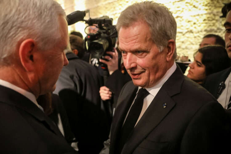 President Niinistö discussing with U.S. Vice-President Mike Pence. Photo: Jouni Mölsä/Office of the President of the Republic of Finland