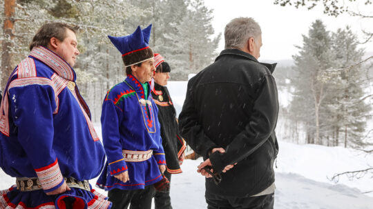 Presidentti Niinistö tutustui saamelaiskulttuuriin ja poronhoitoon Lemmenjoella. Kuva: Riikka Hietajärvi/Tasavallan presidentin kanslia