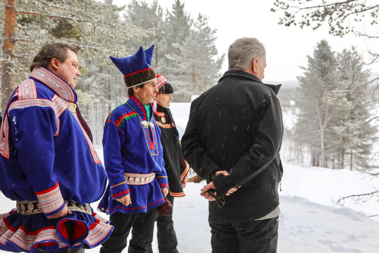 Presidentti Niinistö tutustui saamelaiskulttuuriin ja poronhoitoon Lemmenjoella. Kuva: Riikka Hietajärvi/Tasavallan presidentin kanslia