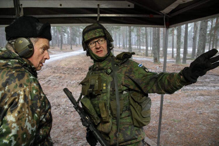 Parolannummella Mekanisoidun taisteluosaston taisteluharjoitusta seuraamassa. Kuva: Matti Porre/Tasavallan presidentin kanslia
