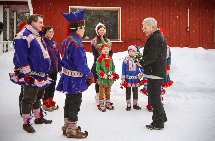 Presidentti Niinistö tutustui saamelaiskulttuuriin ja poronhoitoon Palton tilalla Lemmenjoella 6. maaliskuuta. Vastaanottamassa mm. Saamelaiskäräjien puheenjohtaja Tuomas Aslak Juuso (vas.) ja poromies Heikki Paltto (kesk.). Kuva: Riikka Hietajärvi/Tasavallan presidentin kanslia