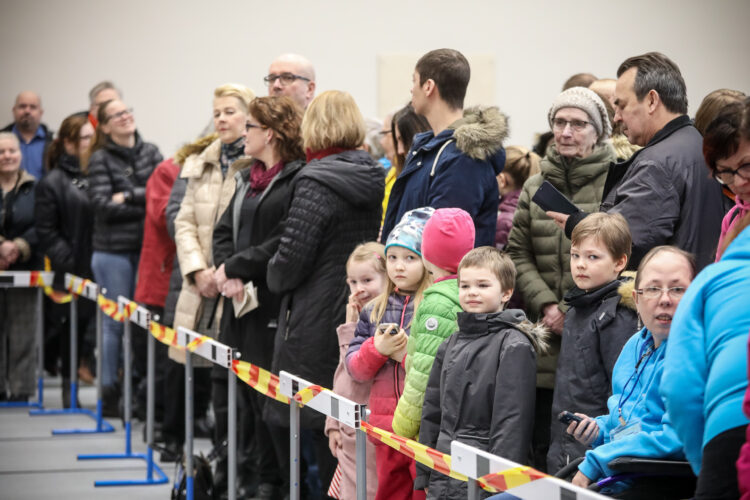 Iin uudessa liikuntakeskuksessa presidentti tapasi kuntalaisia. Kuva: Riikka Hietajärvi/Tasavallan presidentin kanslia