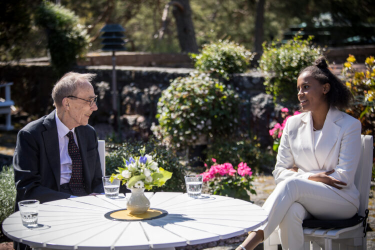 Arkiater Risto Pelkonen och ordföranden för Finlands Gymnasistförbund Adina Nivukoski i den inledande diskussionen. Foto: Matti Porre/Republikens presidents kansli