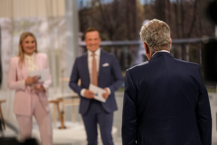 Tasavallan presidentti Sauli Niinistö Kultaranta-keskusteluiden juontajien Rosa Kettumäen ja Antti Sahlströmin haastateltavana. Kuva: Matti Porre/Tasavallan presidentin kanslia