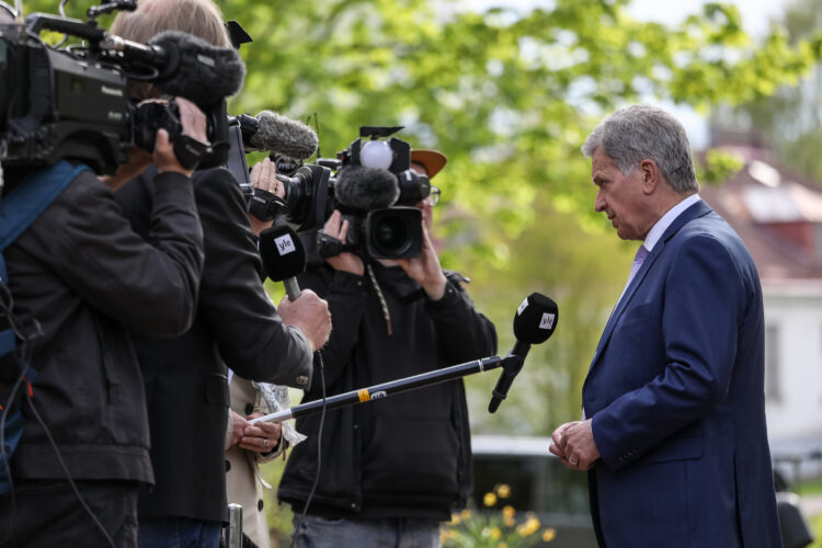 Republikens president Sauli Niinistö anländer till Yles studiohus i Helsingfors den 24 maj 2020. Foto: Matti Porre/Republikens presidents kansli