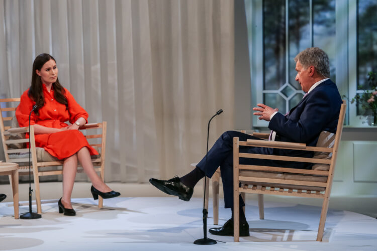 Republikens president Sauli Niinistö och statsminister Sanna Marin i den avslutande diskussionen. Foto: Matti Porre/Republikens presidents kansli