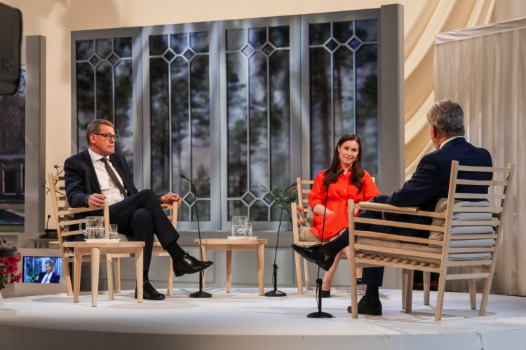 Republikens president Sauli Niinistö, riksdagens talman Matti Vanhanen och statsminister Sanna Marin i den avslutande diskussionen. Foto: Matti Porre/Republikens presidents kansli