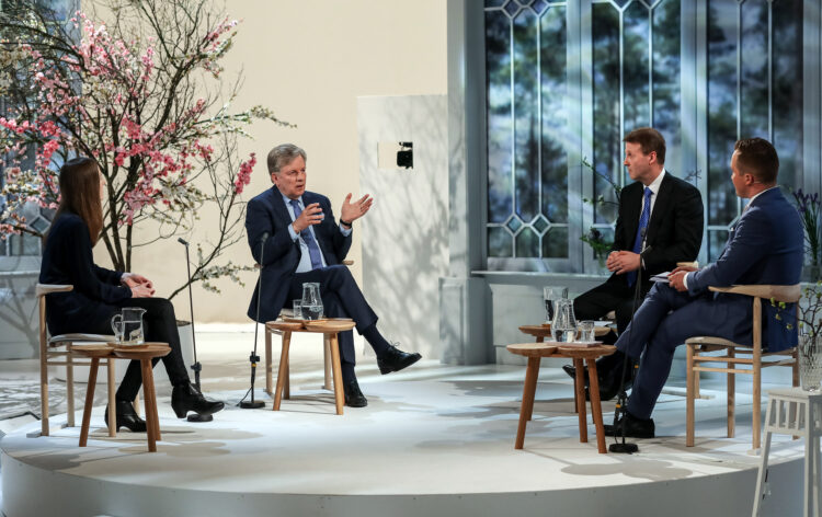 Temat för den andra temadiskussionen var ekonomin. Frågan diskuteras av styrelseordföranden vid Nokia och F-Secure Risto Siilasmaa, tidigare statsministern Esko Aho och ledande sakkunnig vid Nordic West Office Anu Partanen. Foto: Matti Porre/Republikens presidents kansli