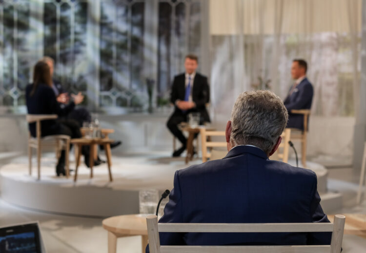 Republikens president Sauli Niinistö följer debatten om ekonomi. Foto: Matti Porre/Republikens presidents kansli