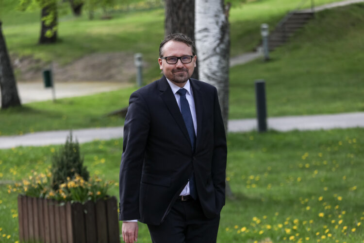 Hiski Haukkala, professor i internationell politik vid Tammerfors universitet, anländer till Yles studiohus den 24 maj 2020. Foto: Matti Porre/Republikens presidents kansli
