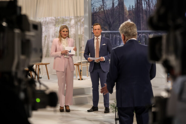 Republikens president Sauli Niinistö intervjuas av Gullrandadiskussionernas programledare Rosa Kettumäki och Antti Sahlström. Foto: Matti Porre/Republikens presidents kansli