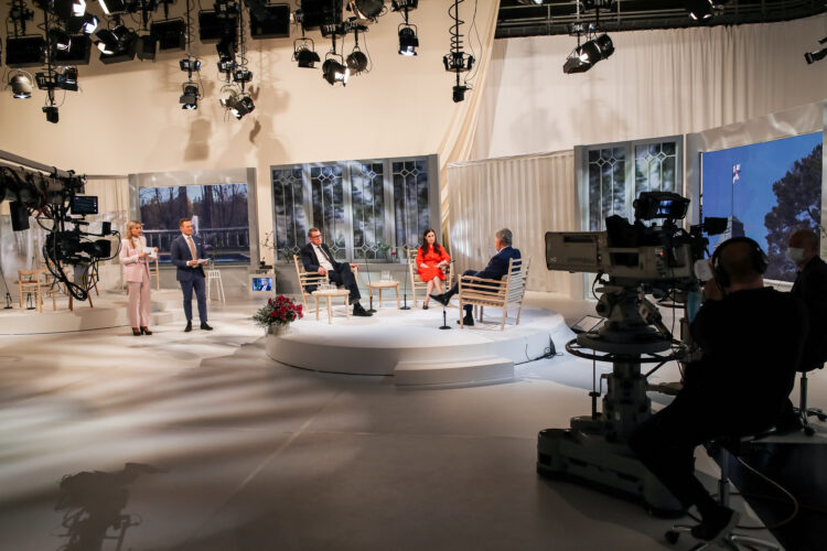 Republikens president Sauli Niinistö, riksdagens talman Matti Vanhanen och statsminister Sanna Marin i den avslutande diskussionen. Foto: Matti Porre/Republikens presidents kansli