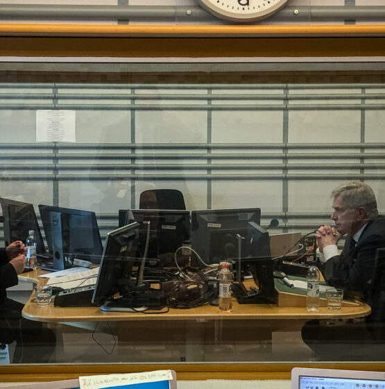 President Sauli Niinistö och Radio Finlands redaktör Juha Blomberg. Foto: Jouni Mölsä/Republikens presidents kansli