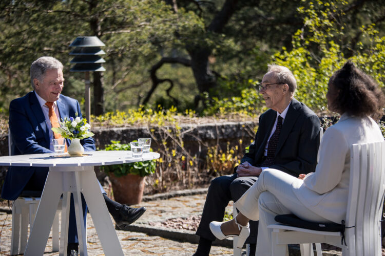 Gullrandadiskussionerna 2020 inleddes med ett samtal mellan republikens president Sauli Niinistö, arkiater Risto Pelkonen och ordföranden för Finlands Gymnasistförbund Adina Nivukoski. Foto: Matti Porre/Republikens presidents kansli