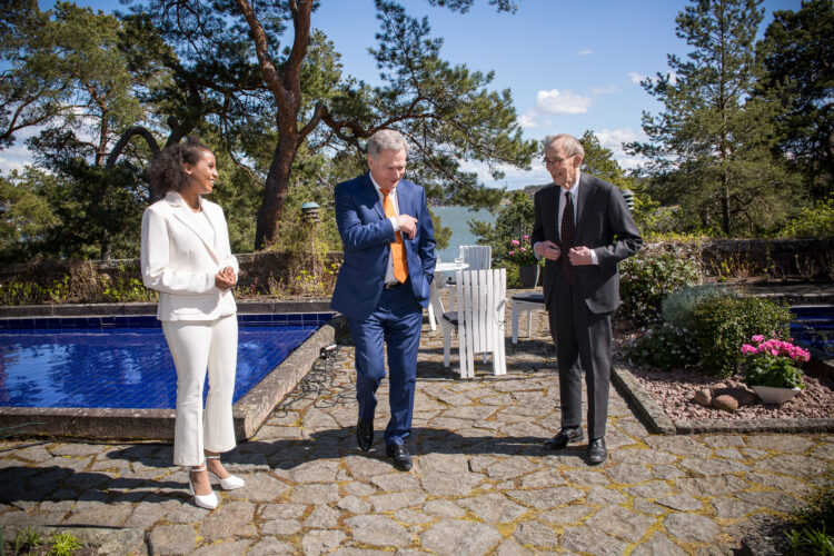 Gullrandadiskussionerna 2020 inleddes med ett samtal mellan republikens president Sauli Niinistö, arkiater Risto Pelkonen och ordföranden för Finlands Gymnasistförbund Adina Nivukoski. Foto: Matti Porre/Republikens presidents kansli