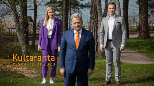 Tasavallan presidentti Sauli Niinistö ja ohjelman juonjavat Ylen Rosa Kettumäki ja Antti Sahlström. Kuva: Matti Porre/Tasavallan presidentin kanslia