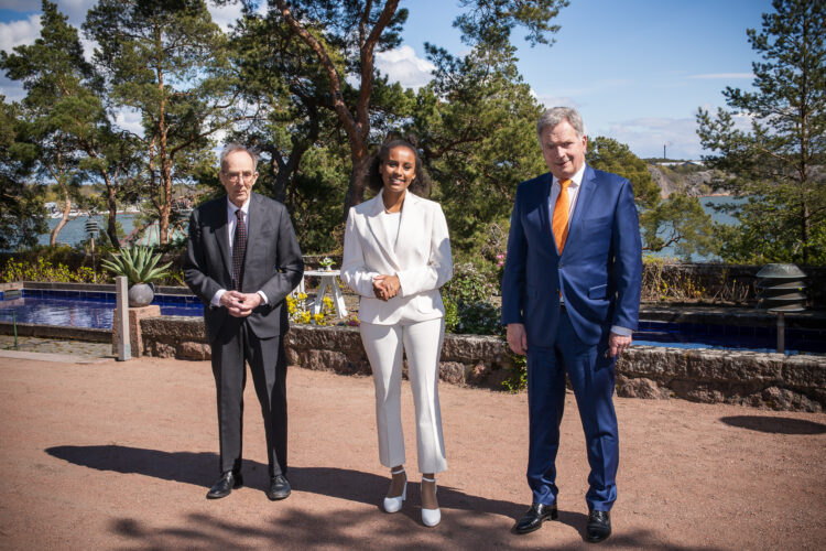 Gullrandadiskussionerna 2020 inleddes med ett samtal mellan republikens president Sauli Niinistö, arkiater Risto Pelkonen och ordföranden för Finlands Gymnasistförbund Adina Nivukoski. Foto: Matti Porre/Republikens presidents kansli