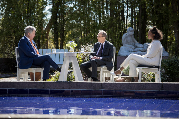 Gullrandadiskussionerna 2020 inleddes med ett samtal mellan republikens president Sauli Niinistö, arkiater Risto Pelkonen och ordföranden för Finlands Gymnasistförbund Adina Nivukoski. Foto: Matti Porre/Republikens presidents kansli