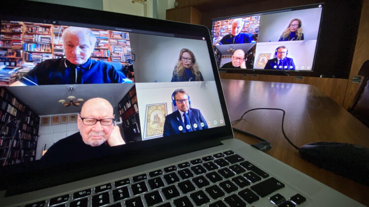 The discussion on world politics. From upper left: Professor Stephen Kotkin, Unit Director Sini Paukkunen,Minister Jaakko Iloniemi and the Chair of the working group, Professor Hiski Haukkala. Photo: Matti Porre/Office of the President of the Republic of Finland