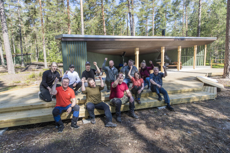 En gemensam hälsning från mötesdeltagarna i Taipalsaari. Foto: Mikko Nikkinen