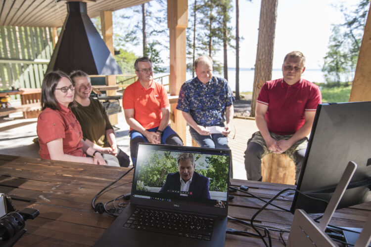 President Niinistö i diskussion med (på bilden från vänster) Hanna Ollikainen och Mari Matikainen från Stiftelsen för Södra Karelens friluftsområden, Taipalsaari kommundirektör Kari Kuuramaa, kommunfullmäktiges ordförande Heikki Niiva och kommunstyrelsens ordförande Jarmo Turunen. Foto: Mikko Nikkinen