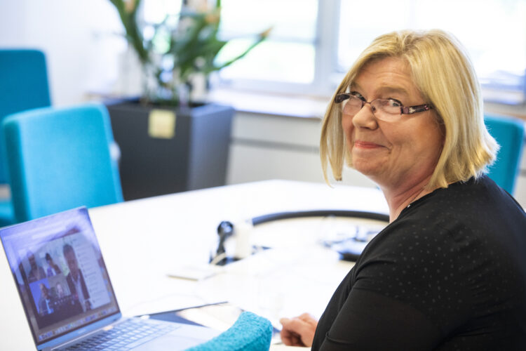 Mari Walls, rektor för Tammerfors universitet, diskuterar via videolänk med republikens president Sauli Niinistö. Foto: Katja Ayres