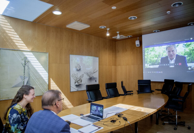 Lauri Lyly, borgmästare för Tammerfors stad, och fullmäktigeordförande Anna-Kaisa Ikonen i diskussion med president Niinistö. Foto: Tammerfors stad/Hanna Leppänen