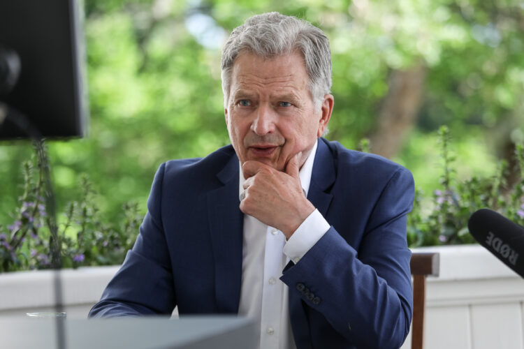 Tasavallan presidentti Sauli Niinistö teki Munkkimäen terassilta virtuaalivierailun Suonenjoelle ja Seinäjoelle 12.6.2020. Kuva: Matti Porre/Tasavallan presidentin kanslia