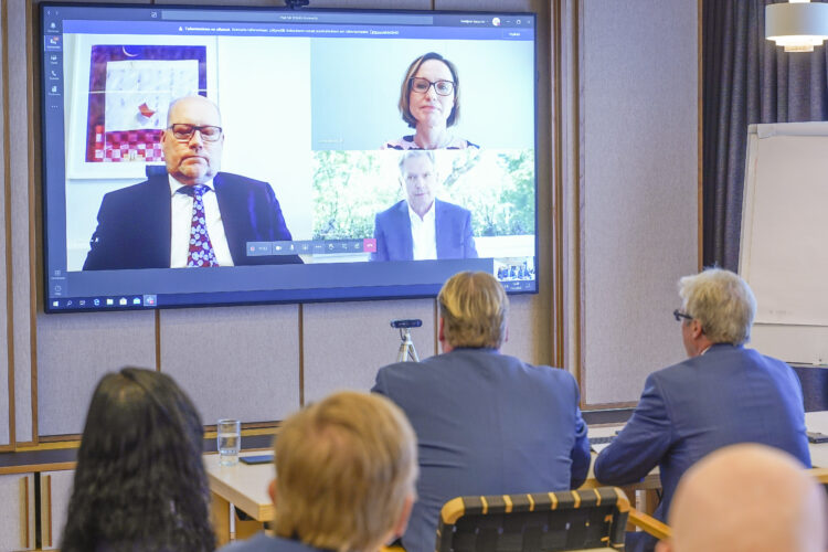 Presidentti Niinistö keskustelemassa Seinäjoen kaupungin sekä Into Oy:n ja Atrian edustajien kanssa. Kuva: Seinäjoen kaupunki