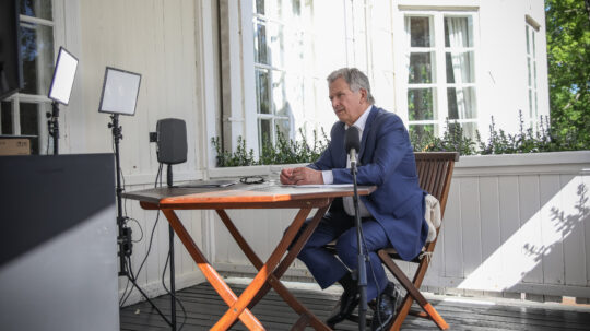 Tasavallan presidentti Sauli Niinistö teki Munkkimäen terassilta virtuaalivierailun Suonenjoelle ja Seinäjoelle 12.6.2020. Kuva: Matti Porre/Tasavallan presidentin kanslia