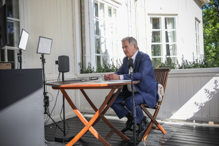 Republikens president Sauli Niinistö gjorde virtuella besök i Suonenjoki och Seinäjoki från terrassen på Gullranda den 12 juni 2020.  Foto: Matti Porre/Republikens presidents kansli