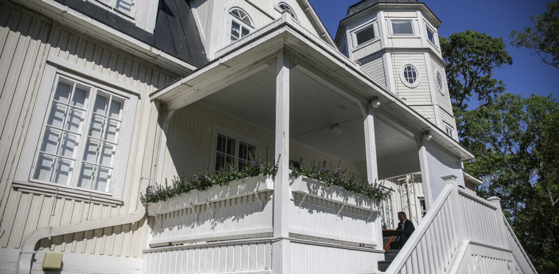 The President of the Republic of Finland Sauli Niinistö made virtual visits from Kultaranta’s Munkkimäki terrace to Suonenjoki and Seinäjoki on 12 June 2020. Photo: Matti Porre/Office of the President of the Republic