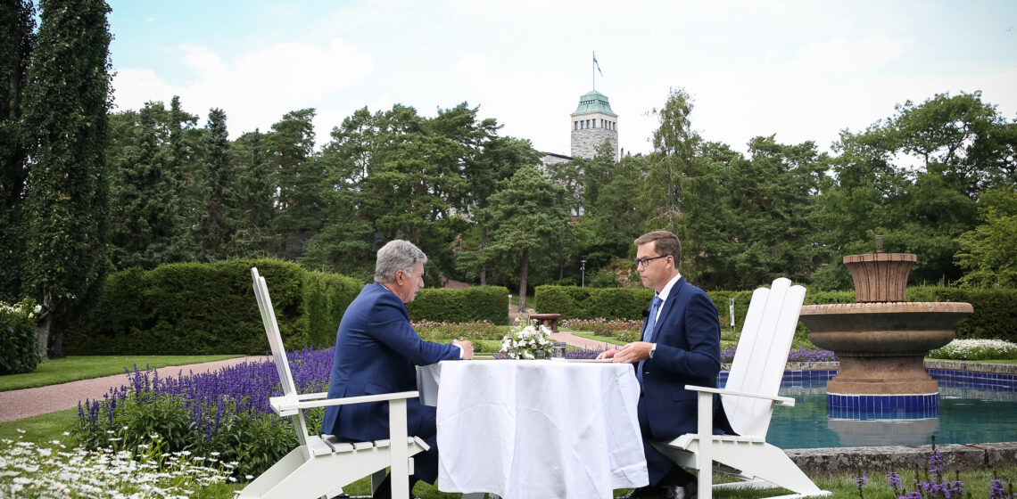 Toimittaja Jan Andersson haastattelee presidentti Niinistöä Kultarannassa. Kuva: Matti Porre/Tasavallan presidentin kanslia